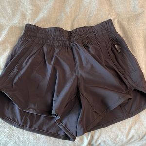 BLACK LULULEMON RUNNING SHORTS SIZE 4